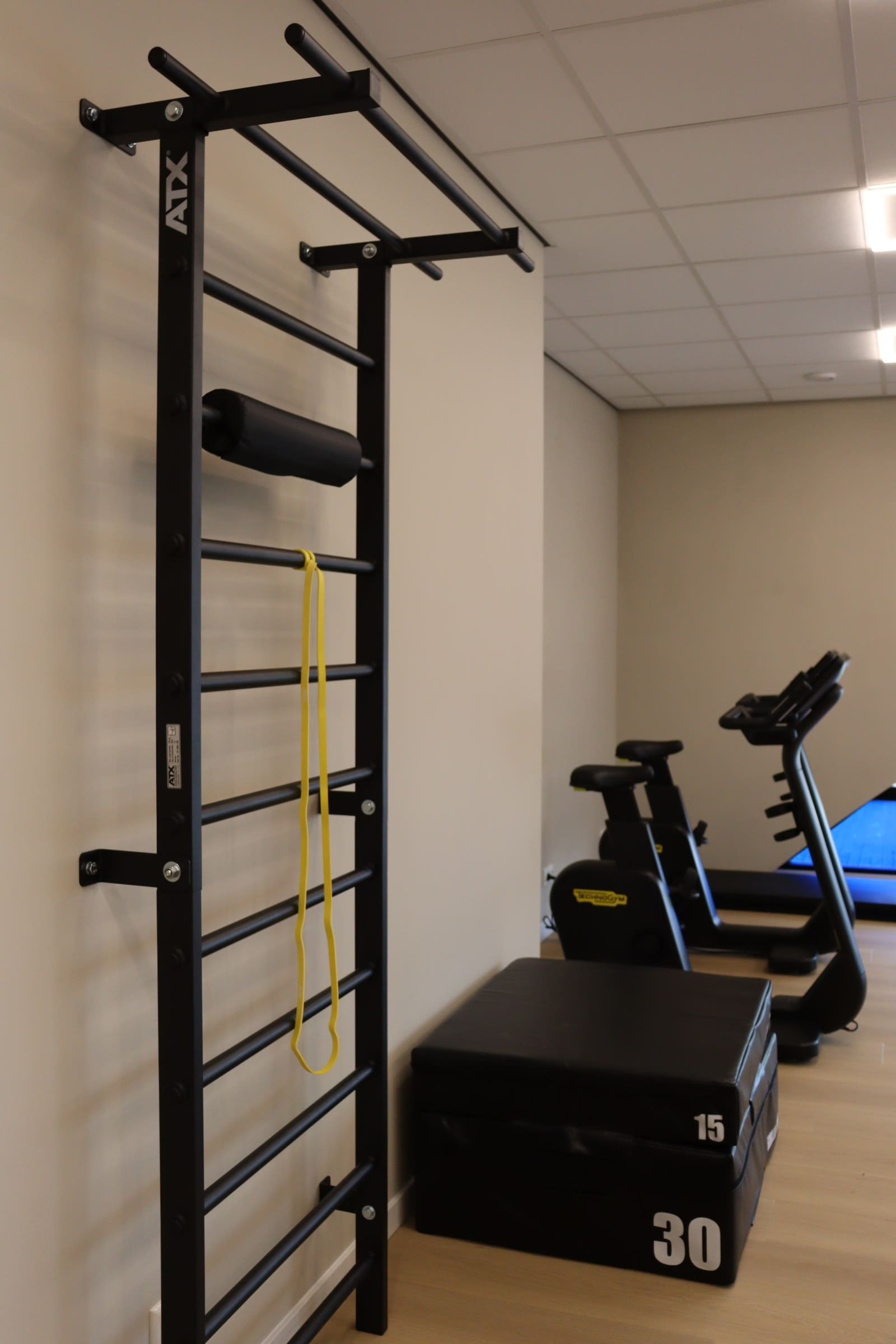 Wandrek, plyobox en hometrainer in de oefenzaal