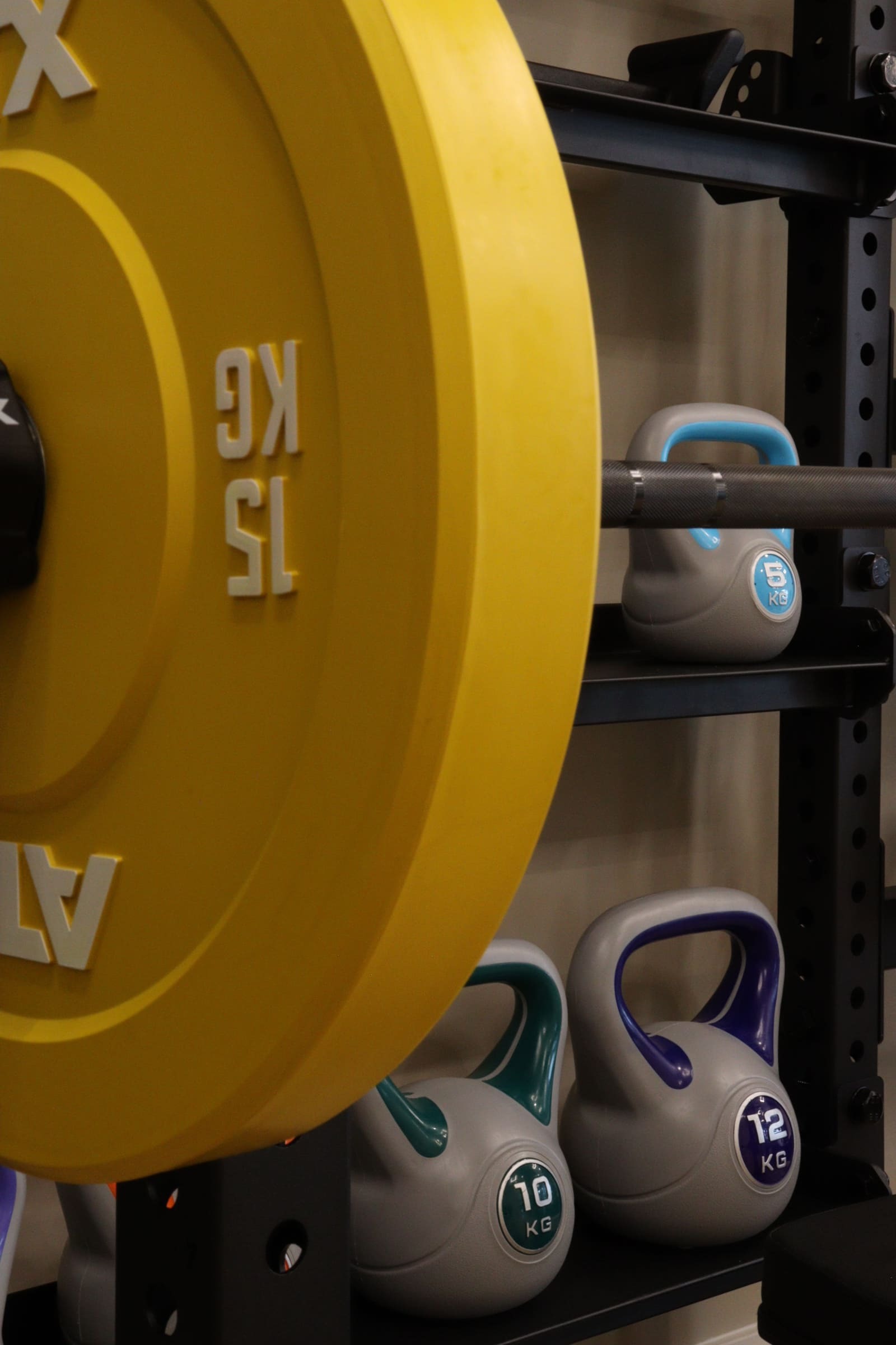 Halterschijf en kettlebells in het rek van de oefenzaal