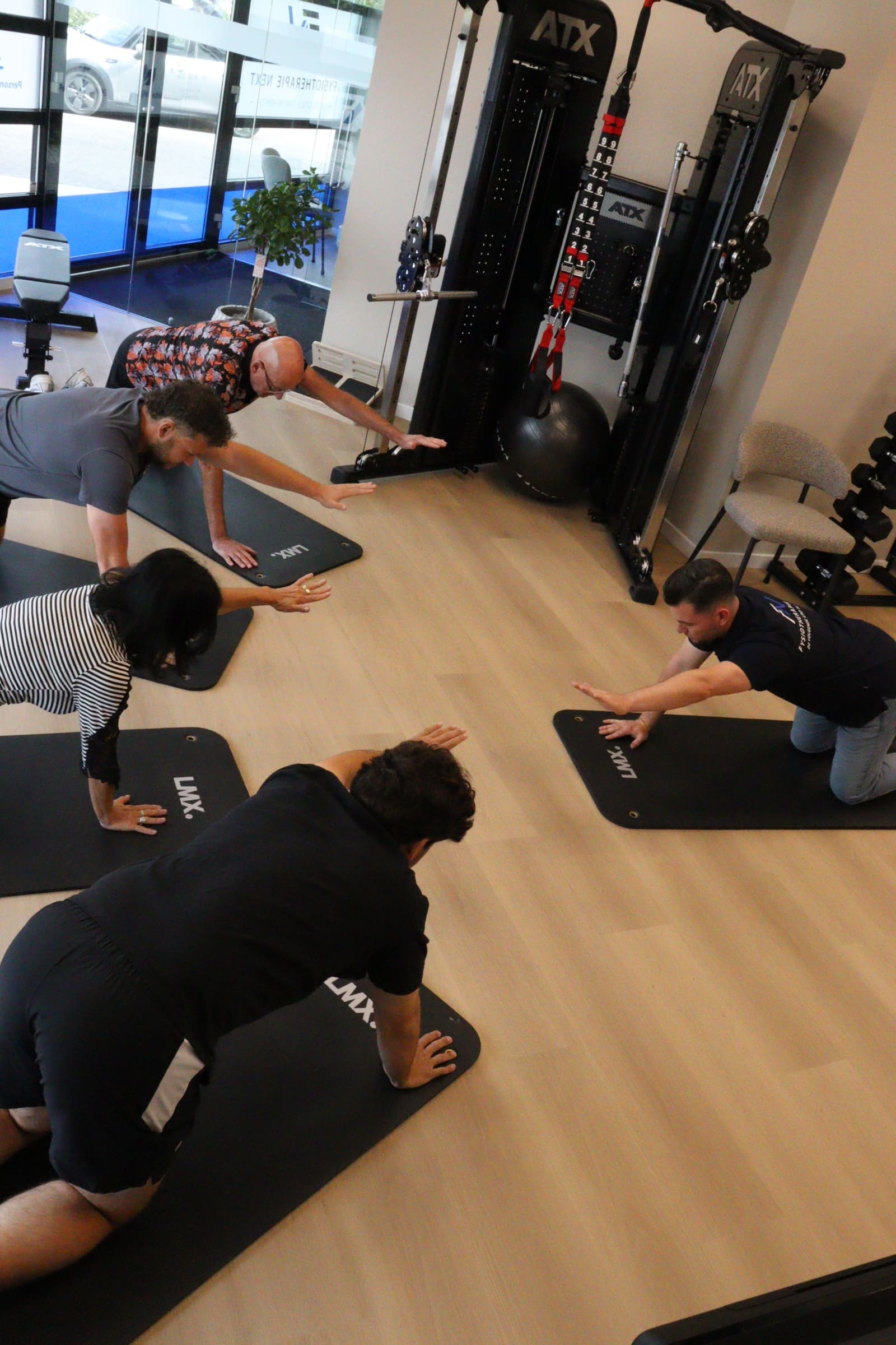 Small group training op de mat in de oefenzaal