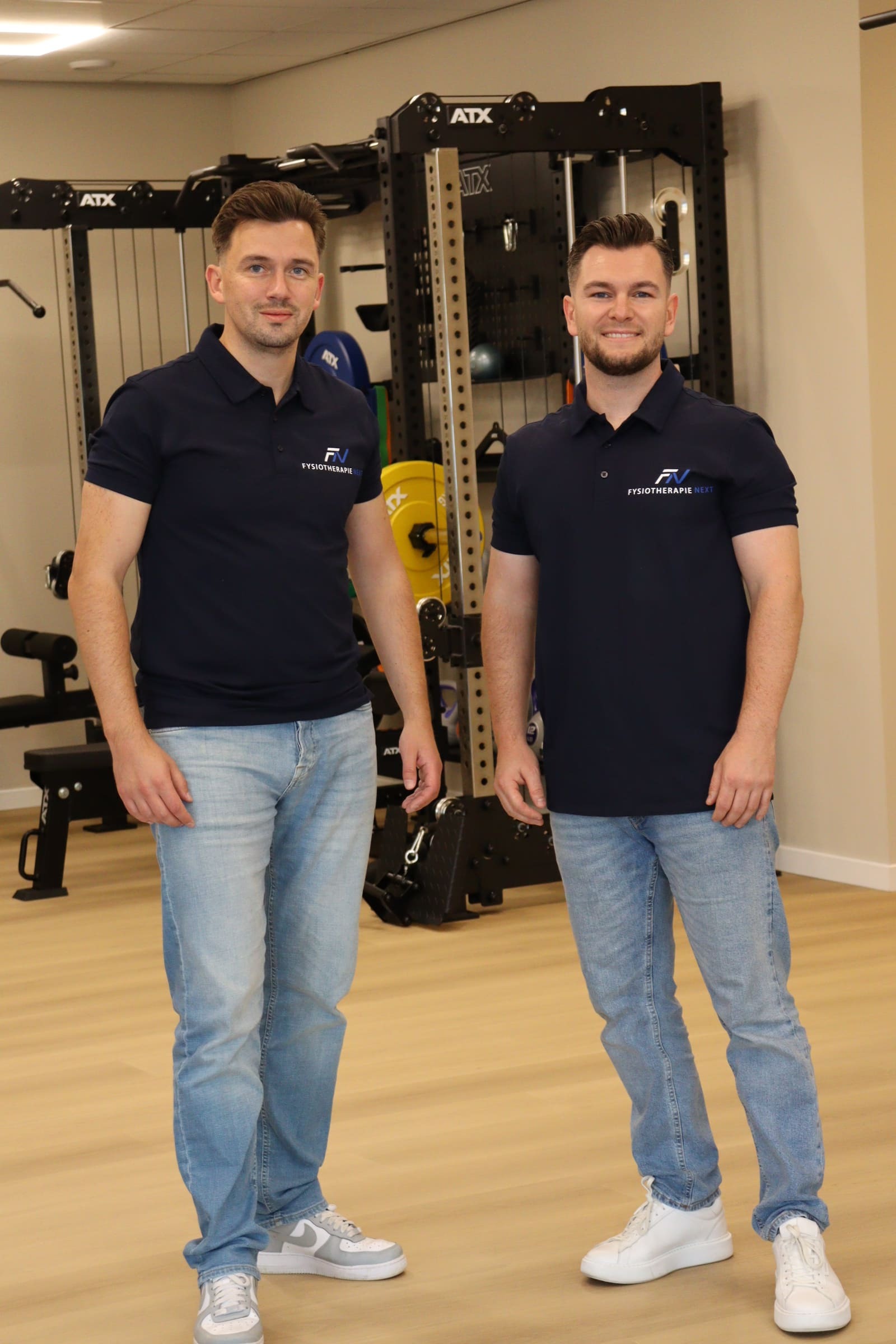 Het team van Fysiotherapie Next in de oefenzaal